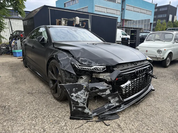 Beschädigter Audi RS7 als Beispiel eines Fahrzeugausfalls